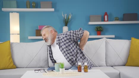 hombre enfermo con dolores de espalda.
