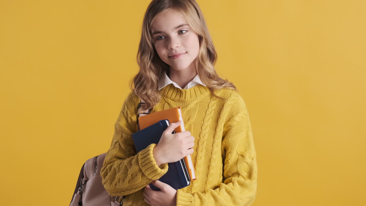 una adolescente caucásica estudiante con una mochila.