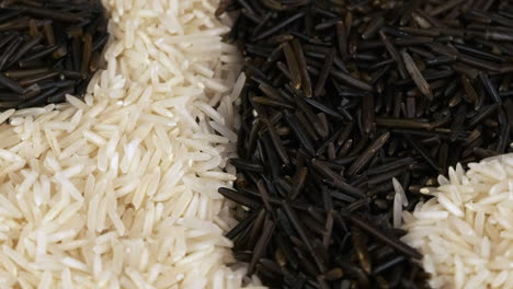 macro-close-up: le riz sauvage et blanc tourne dans la conception du motif yin yang