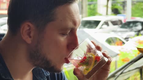 hombre bebiendo cócteles helados al aire libre