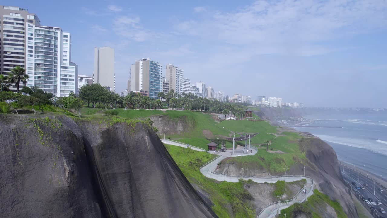 Pemandangan Udara Kota Pesisir Miraflores dan Samudra Pasifik di Lima, Peru.