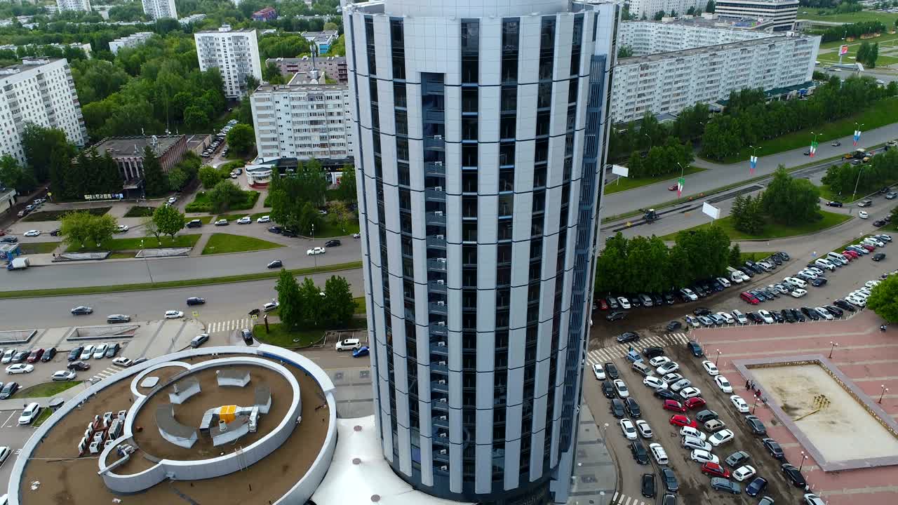 construcción de una torre redonda alta y una cabeza de oso a un lado