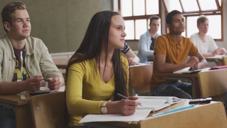 Schüler,-Die-Sich-In-Der-Oberstufenklasse-Konzentrieren