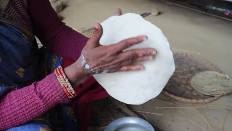 Mujeres-Haciendo-Pan-De-Arroz-De-Manera-Tradicional-Desde-Diferentes-ángulos-En-El-Pueblo