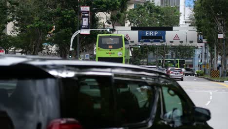 Stadtautos-Unterwegs-In-Der-Orchard-Road-Singapur,