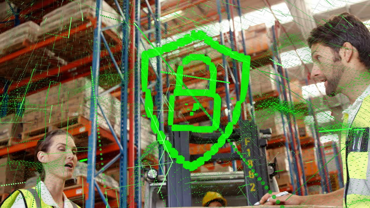 анимация цифрового щита с замком над кавказскими рабочими на складе женщиной и мужчиной