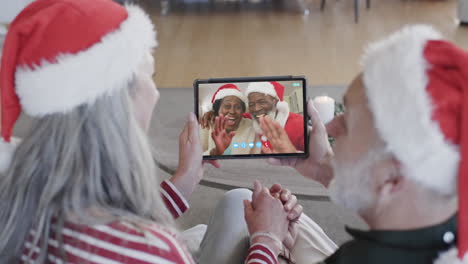 Felices-Y-Diversas-Parejas-Mayores-Teniendo-Videollamadas-Navideñas-En-Tabletas,-Cámara-Lenta