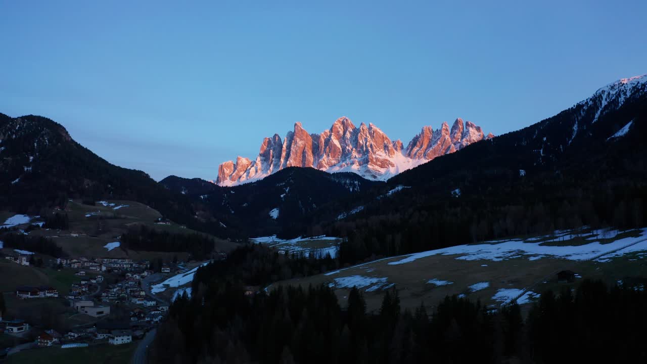 vista de avión no tripulado de las montañas dolomitas en italia al atardecer con nieve, picos, paisajes, reflejos de luz y bosques