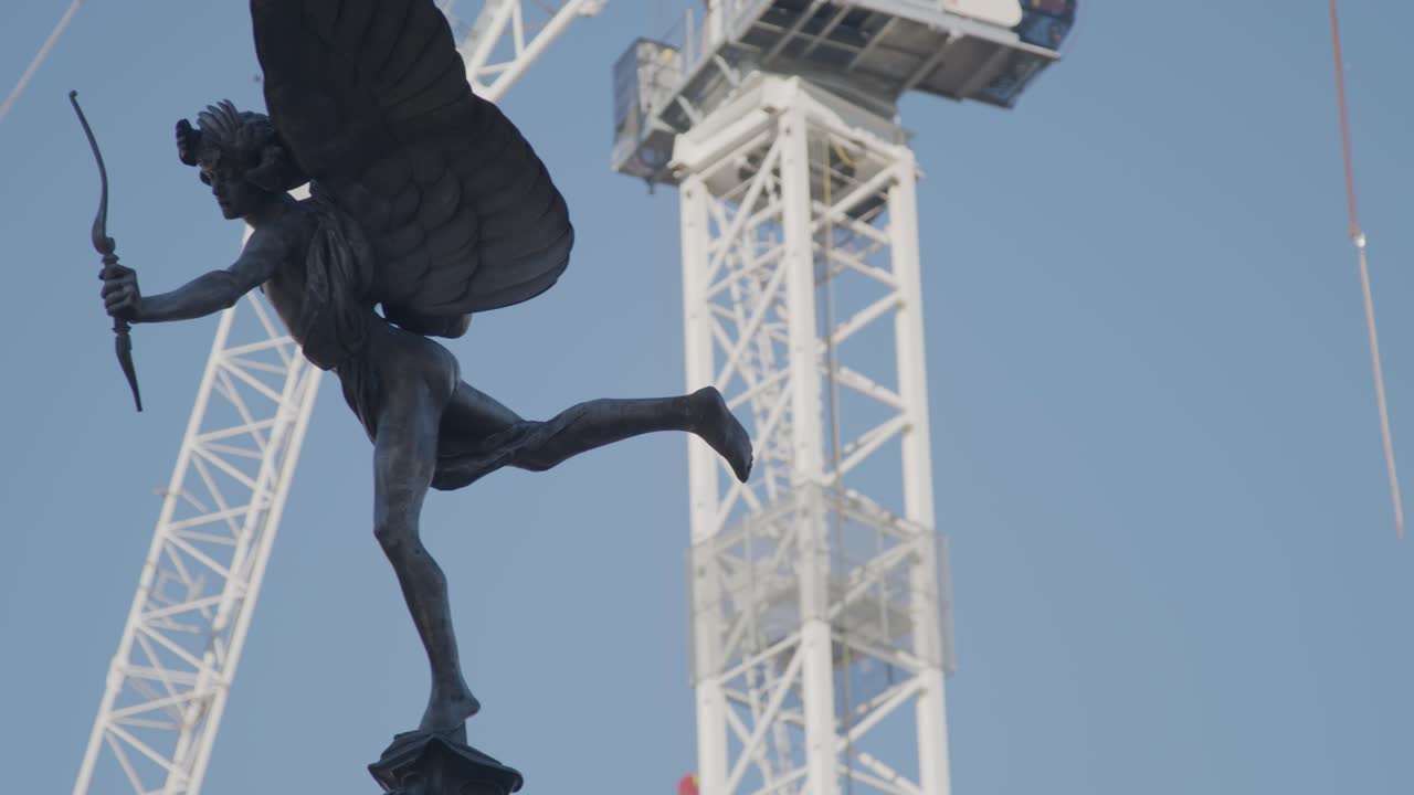 A monument in London with construction work in the backdrop.
