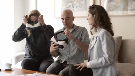 personas maduras enfocadas que llevan gafas vr