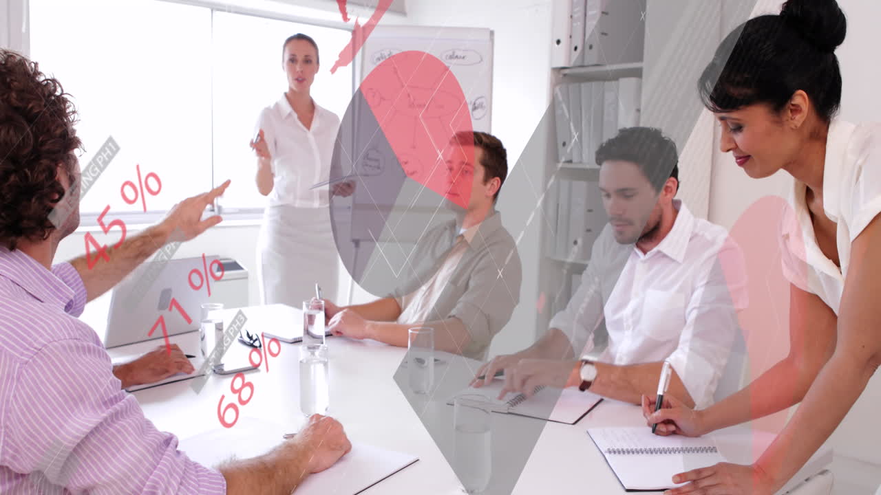 animación del procesamiento de datos estadísticos contra una mujer caucásica que hace una presentación en la oficina