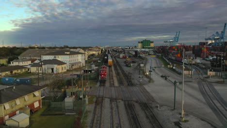 zumbando un concurrido ferrocarril portuario en nueva orleans a lo largo del río mississippi