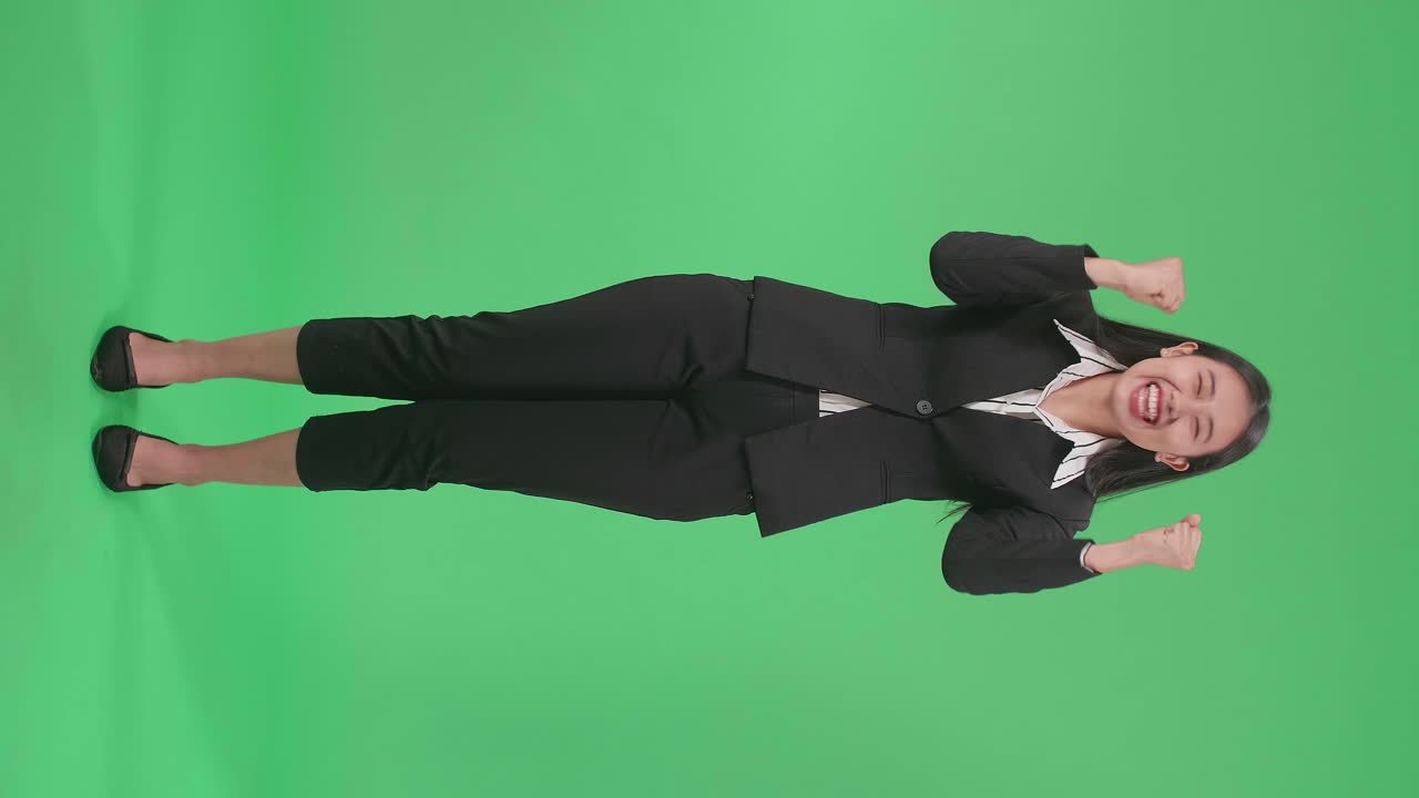 행복한 아시아 사업가 여성의 몸이 스튜디오에서 녹색 스크린에 서서 축하