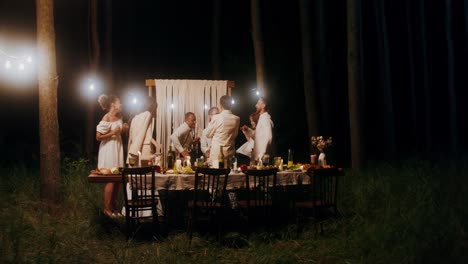 cena nocturna en el bosque
