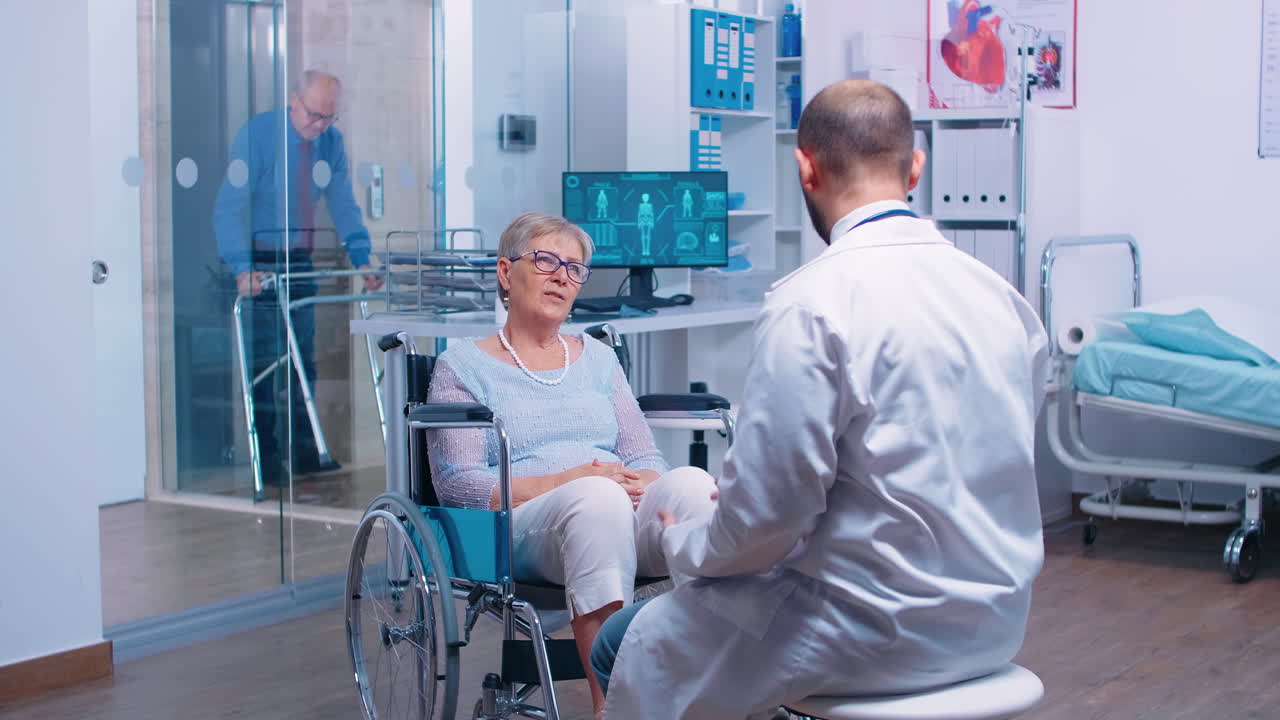 mujer anciana discapacitada en silla de ruedas que busca consulta médica