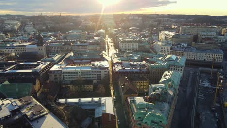 escuela de navegación, tienda de ropa, edificios bajos durante la puesta de sol en gotemburgo, suecia