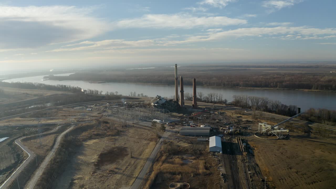 съемка с дрона вокруг дымовых труб рядом с миссисипи с разрушенной угольной электростанцией