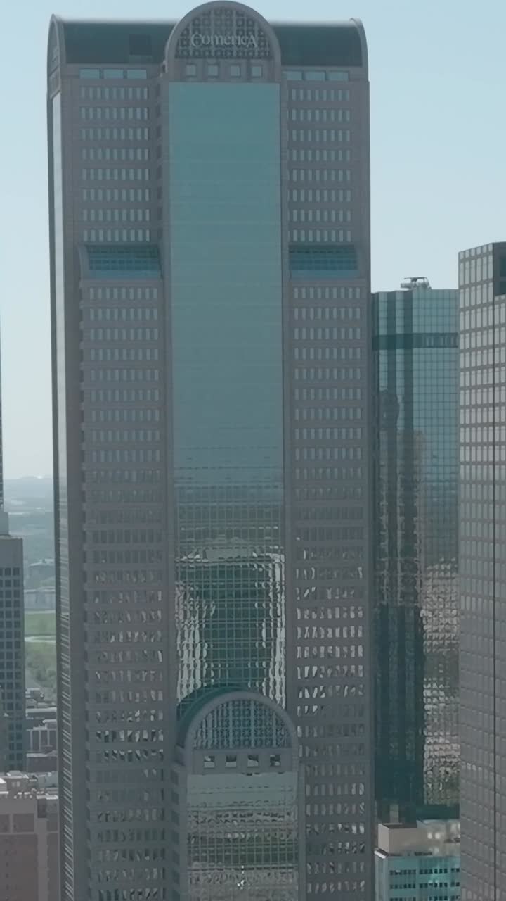 Vista del centro di Dallas con alti edifici e skyline della città