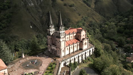 aumento de ángulo amplio de drones de la basílica de santa maría en las montañas del norte de covadonga, españa