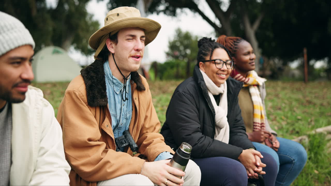 아침, 커피와 캠핑하는 동안 친구들과 대화