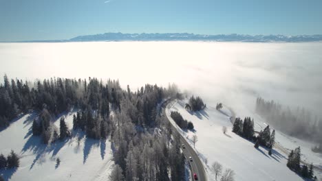 Vista-Aérea-Del-Mar-De-Nubes-Frente-Al-Impresionante-Paisaje-Montañoso