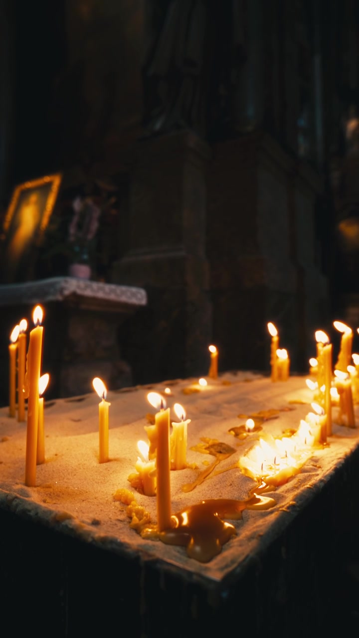 Candele accese all'interno della chiesa come simbolo di preghiere