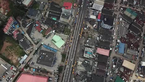 Vertikaler-Blick-Von-Der-Höhe-Auf-Den-Verkehr-In-Lagos,-Nigeria