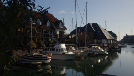 Aufnahme-Mit-Blick-Auf-Haus-Und-Boote-Im-Yachthafen-Von-Hythe