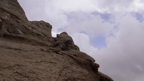 La-Esfinge-De-Bucegi,-En-La-Meseta-De-Bucegi,-Punto-De-Vista-Caminando-Sobre-El-Paisaje-De-La-Formación-Geológica-De-Las-Montañas-De-Bucegi