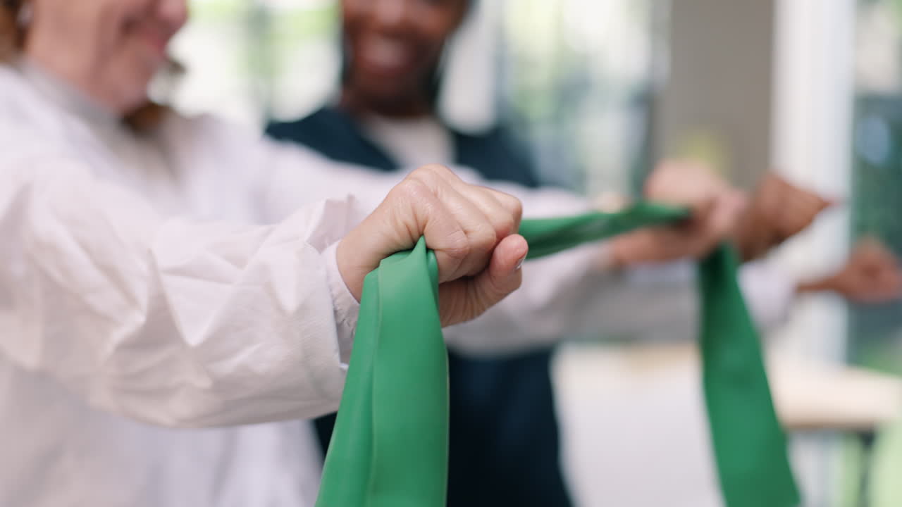sesión de fisioterapia con bandas de resistencia