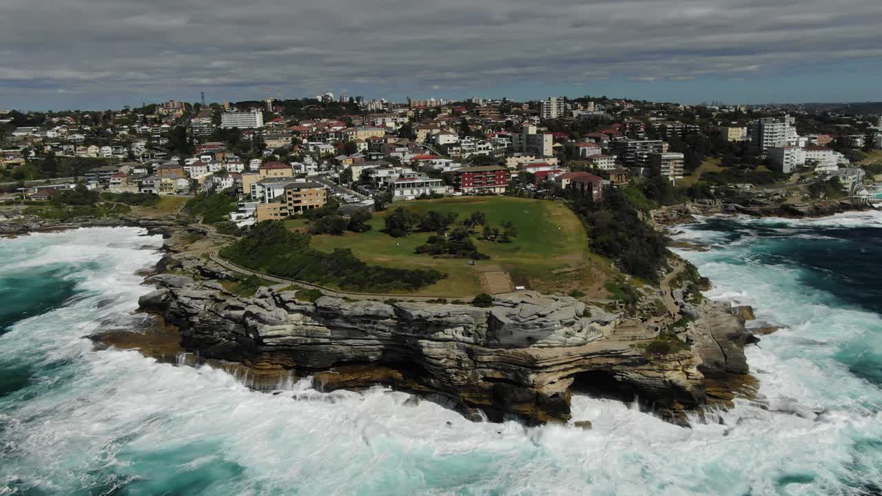 폭풍우 치는 파도가 호주 본디 해변 근처의 마크 공원 절벽과 매켄지 포인트에 충돌합니다.