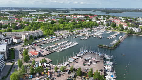 drone dando vueltas alrededor del puerto deportivo de lauttasaari, un soleado día de verano en helsinki, finlandia