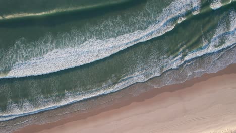 Luftbild-Von-Meereswellen,-Die-Auf-Den-Leeren-Strand-Kommen