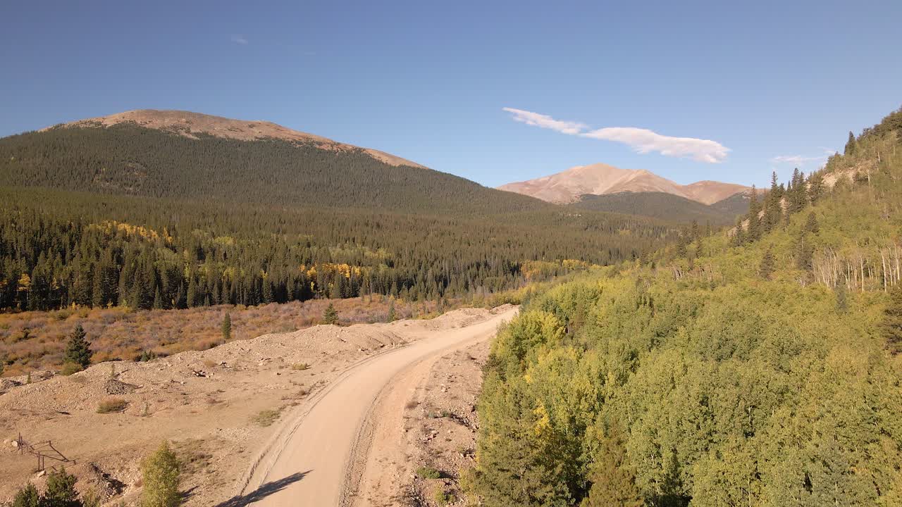 Salendo sopra una strada sterrata con Little Baldy Mountain e Mount Silverheels in lontananza.