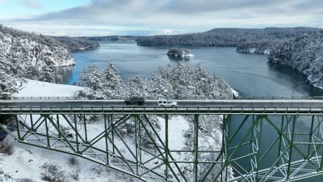 Un-Todoterreno-Blanco-Cruzando-El-Puente-Del-Paso-Del-Engaño-Mientras-La-Nieve-Cubre-El-Suelo