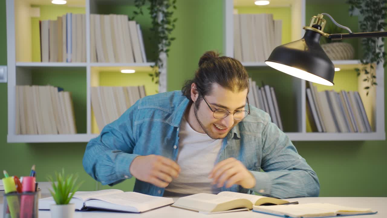 un joven alegre y gracioso.