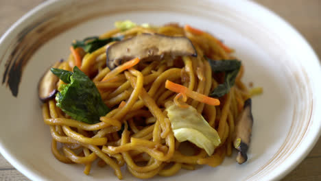 Fideos-Yakisoba-Salteados-Con-Vegetales