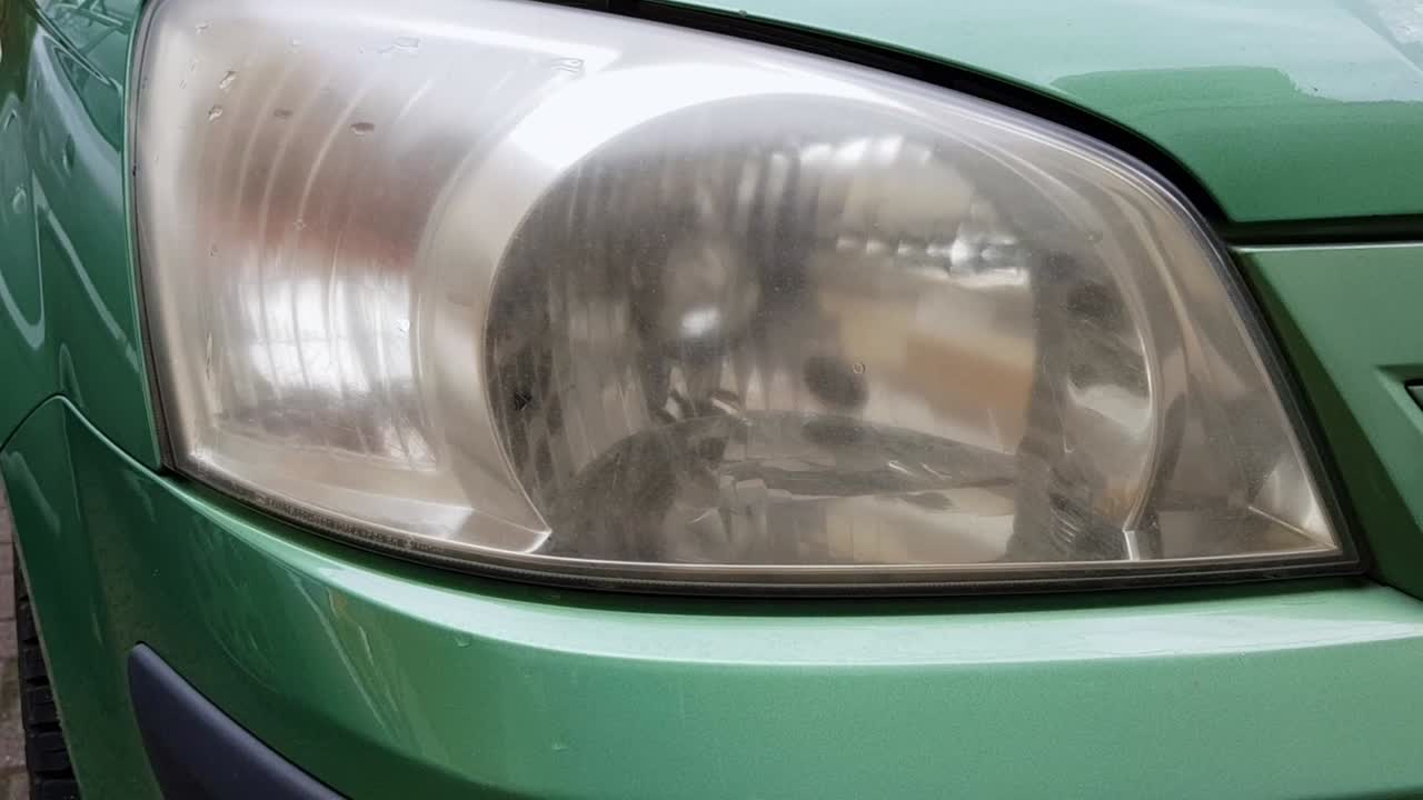 안개가 자욱한 자동차 헤드라이트 축소