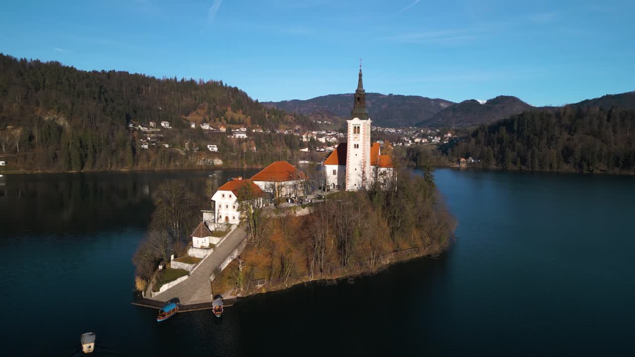 Vista panoramica dell'Isola di Bled con la Chiesa dell'Assunzione di Santa Maria sul Lago di Bled, Slovenia