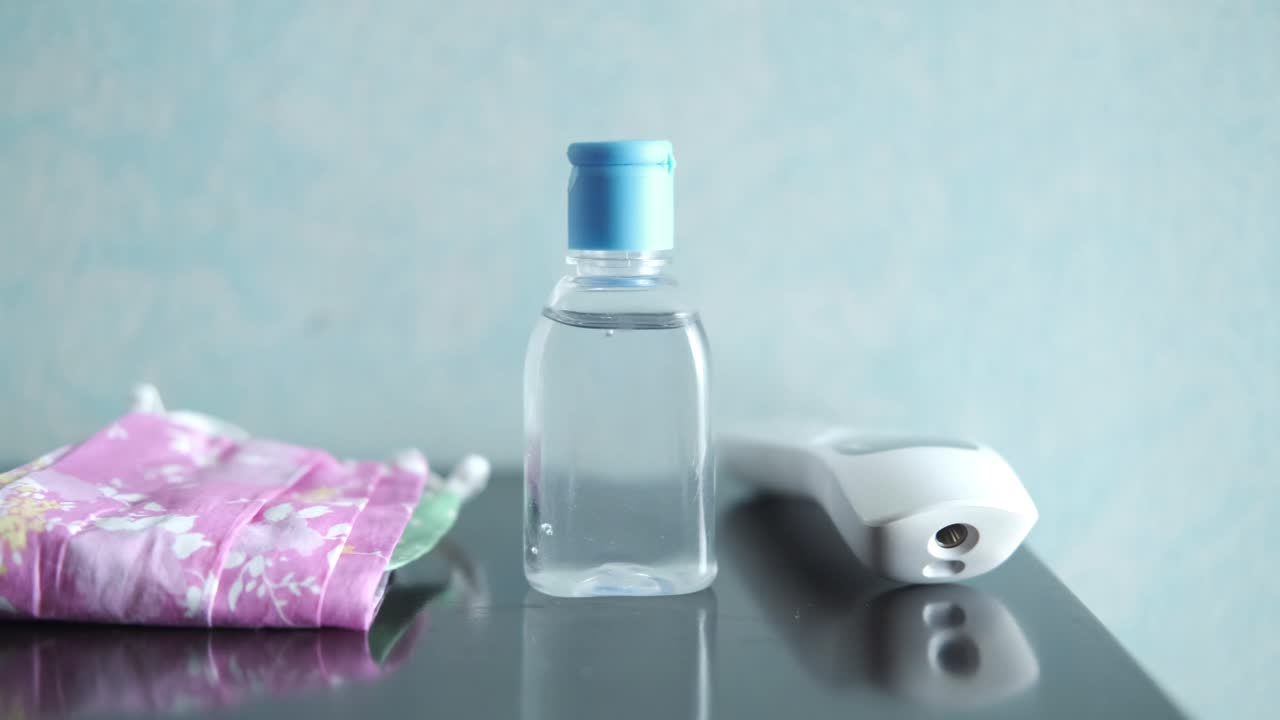 Håndsprit, ansigtsmaske og termometer
