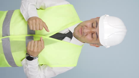 video vertical de ingeniero excitado, impaciente.