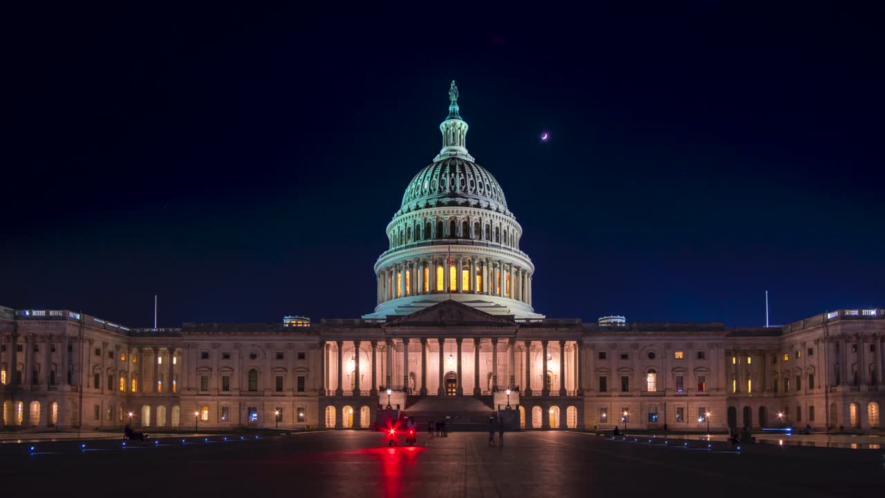 ángulo ancho nocturno del edificio del capitolio de los estados unidos desde la plaza este del capitolio