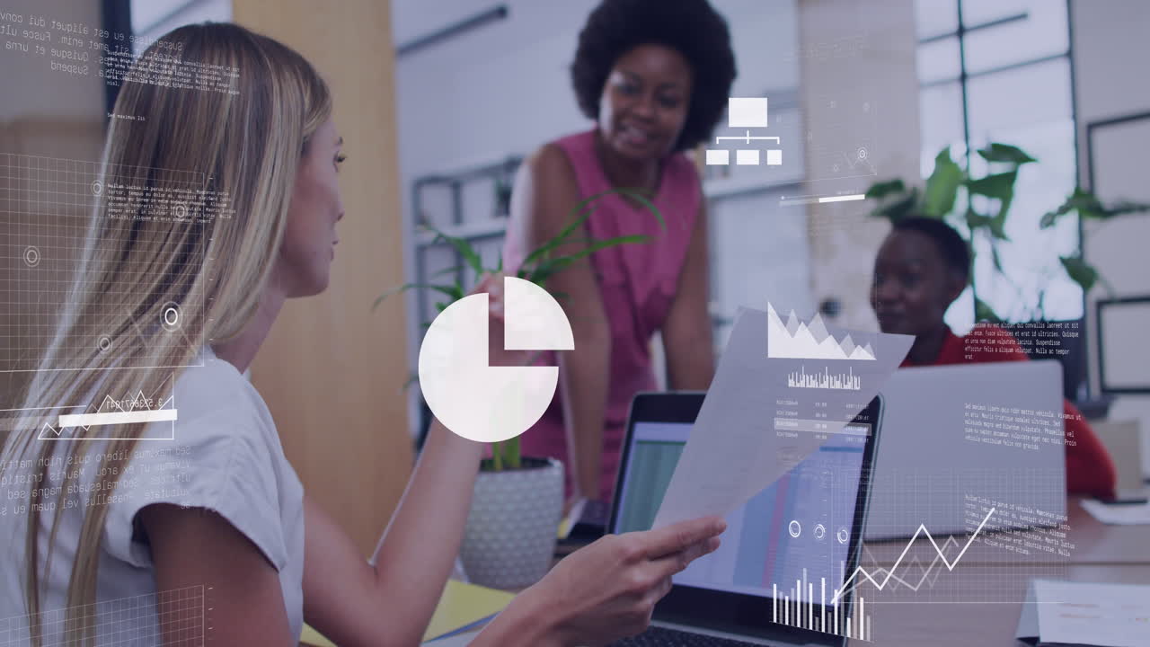 animación de las estadísticas y el procesamiento de datos sobre diversos empresarios en la oficina