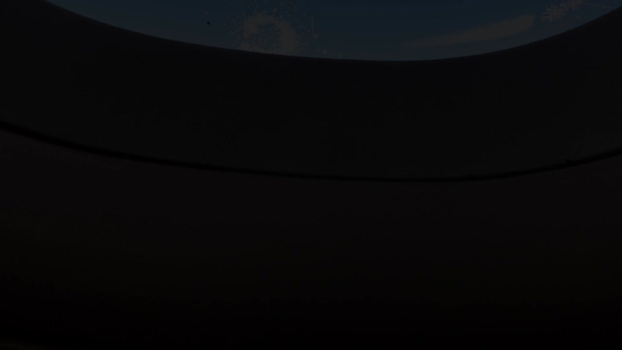 avión volando contra un cielo azul con nubes