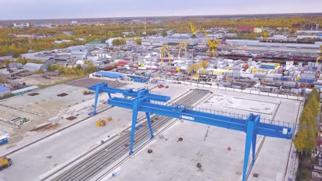 área industrial con grúas y contenedores