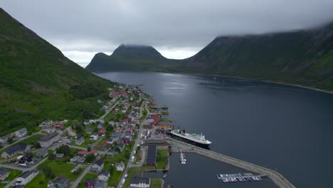 Largas-Filas-De-Coches-Esperando-Para-Subir-Al-Ferry-Durante-El-Verano-En-Gryllefjord,-Nubes-Bajas-Merodeando-Por-Las-Montañas