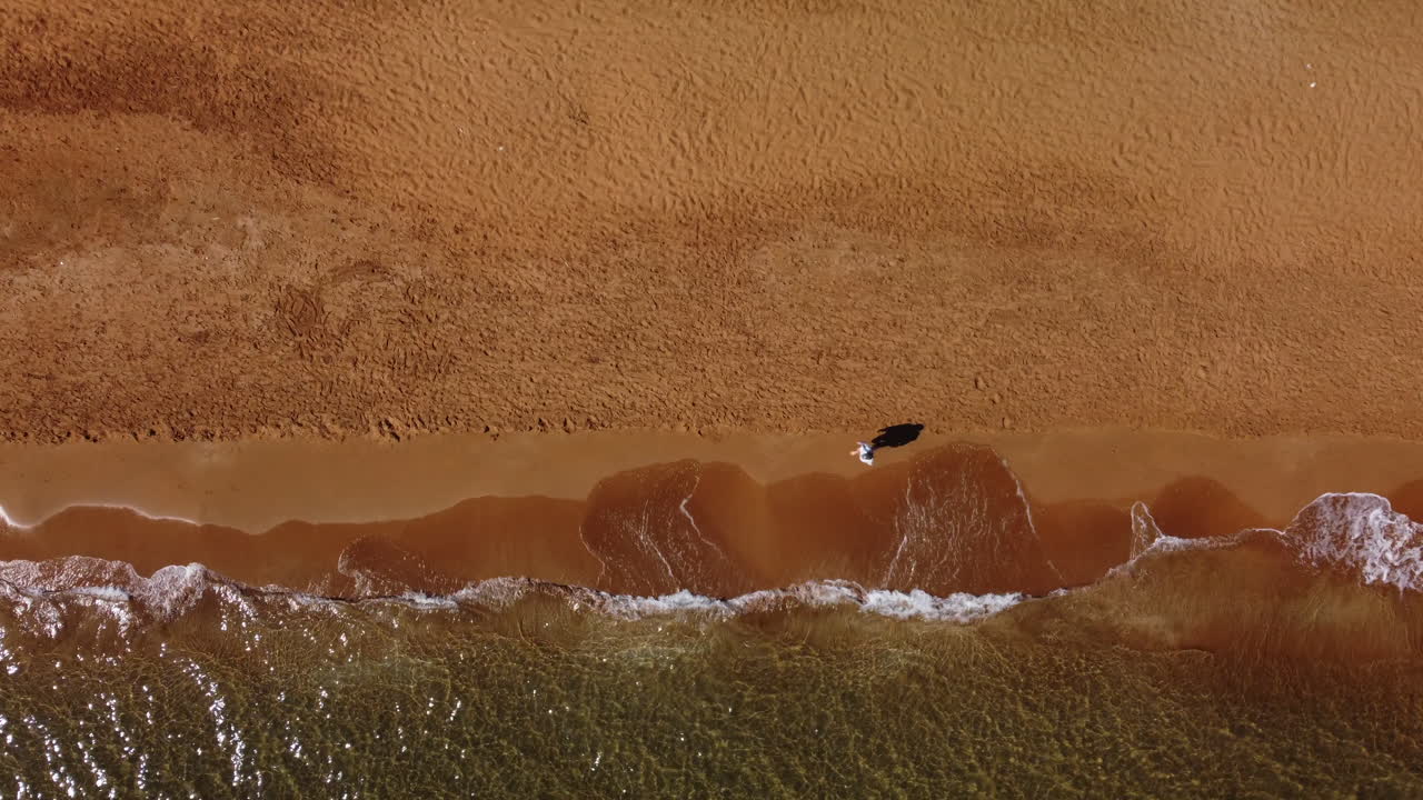 사람이 해변 해안을 걷고, 최고의 조감도