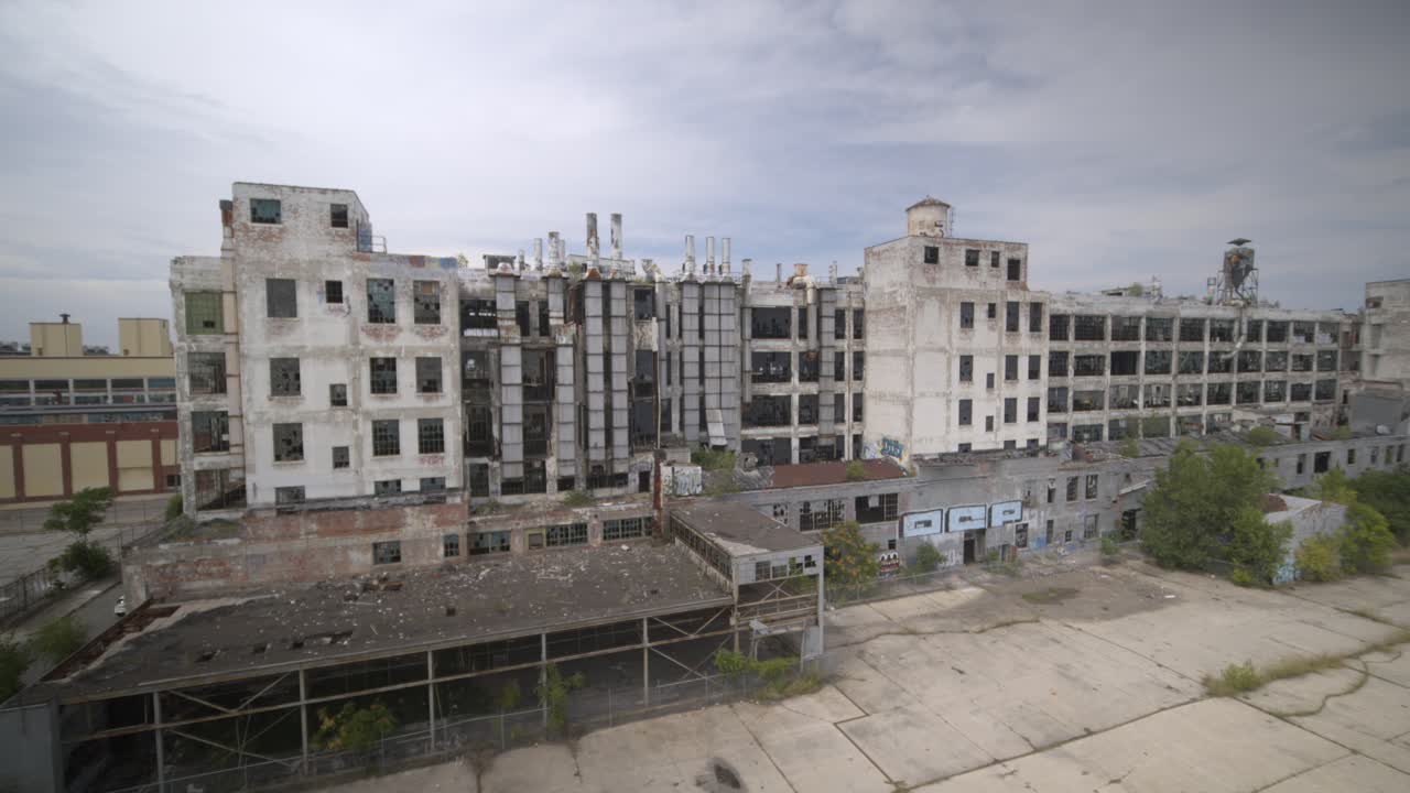 vista de dron 4k de planta de fabricación abandonada en detroit-9