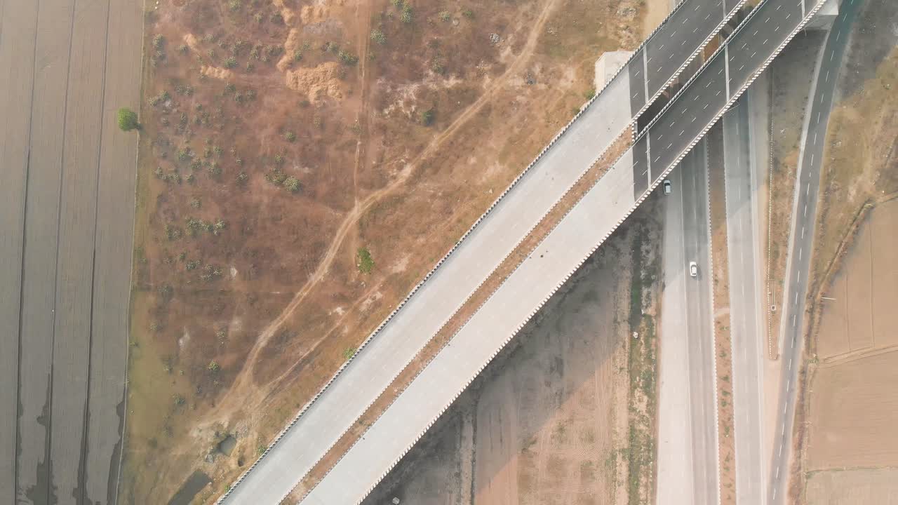 vista superior de drones de la intersección y paso elevado de carreteras en el área de punjab
