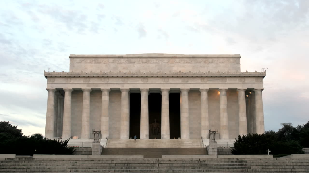 보행자와 관광객이 워싱턴 dc의 링컨 기념관을 거닐고 있습니다.